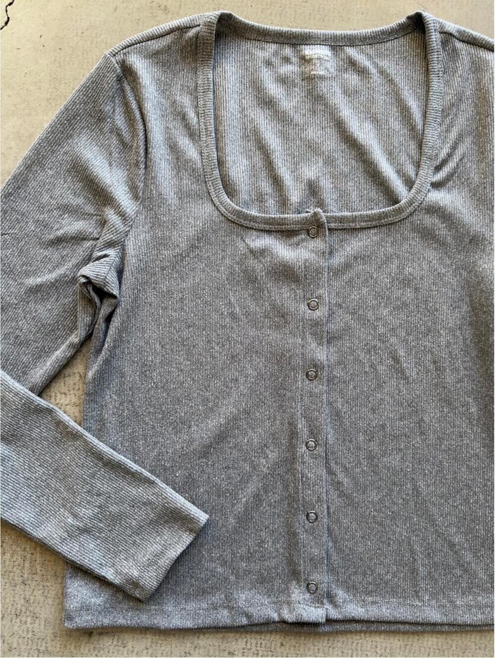 Express / Ribbed Snap Front Long Sleeve Crop Top / Gray